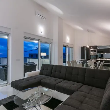 Luxury Penthouse Apartment *